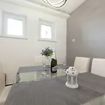 Deluxe F & M Lägenhet Tučepi