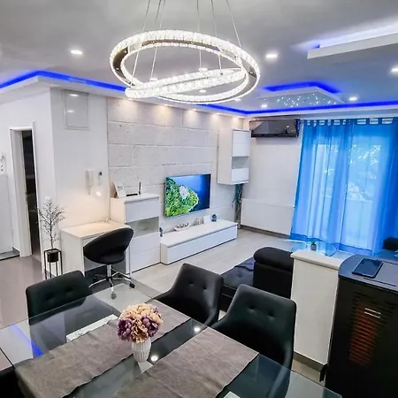 Deluxe F & M Apartment