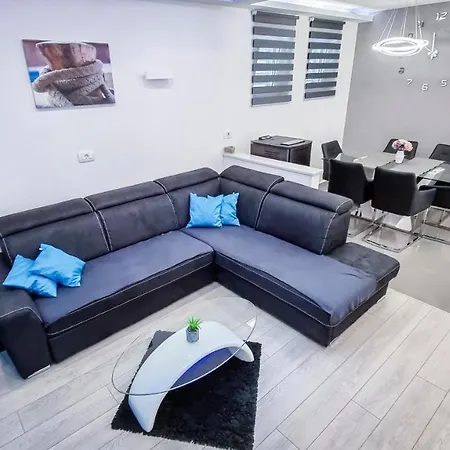 Deluxe F & M Apartment *