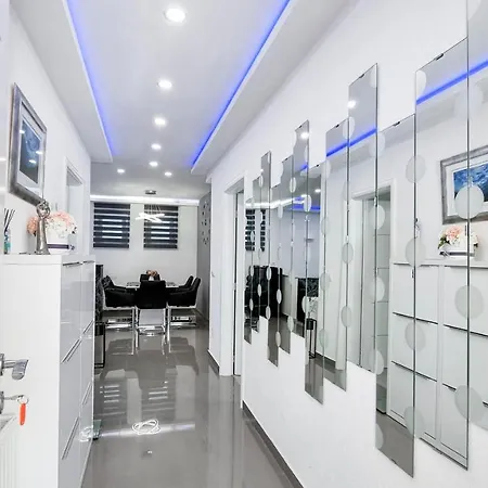 Deluxe F & M Apartment *