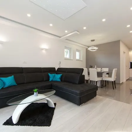 Apartment Deluxe F & M