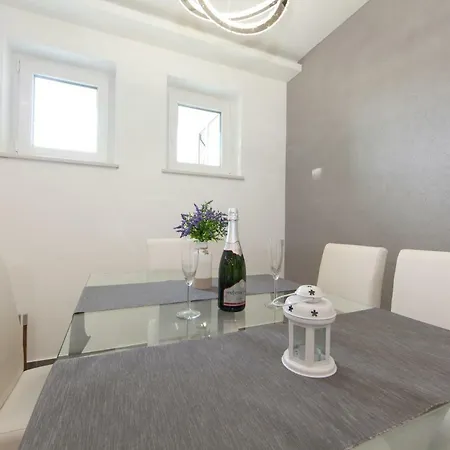 Deluxe F & M Apartamento Tučepi