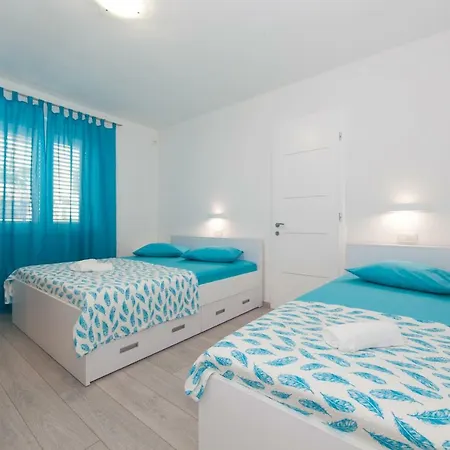 Deluxe F & M Apartment *